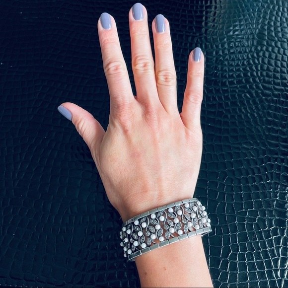 Vintage Monet Faux Pearl & Crystals Cuff Stretch Silver Bracelet - Picture 4 of 10